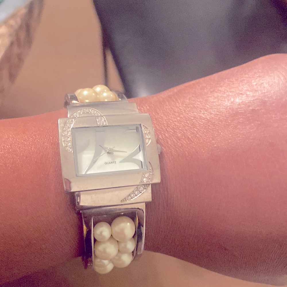 Bangle Pearl open clasp watch